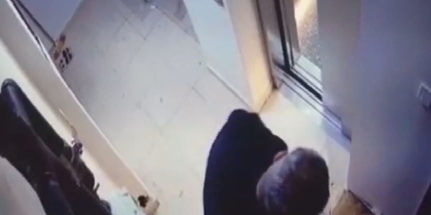 Komşusunun kapısına idrarını yapıp çöp atan kişinin akıbeti belli oldu