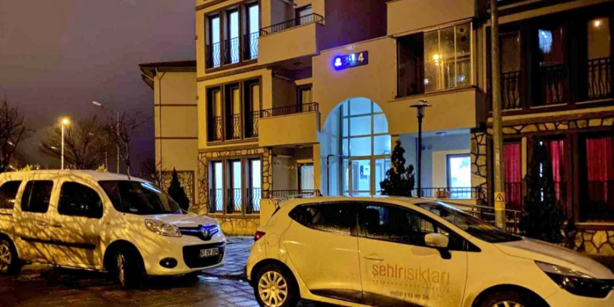 Genç kadın, evinde silahla vurulmuş şekilde ağır yaralı halde bulundu!