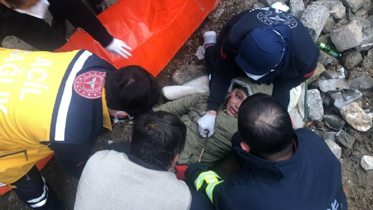 Arkadaşlarıyla koşarken duvardan düştü, yüzüne demir saplandı!