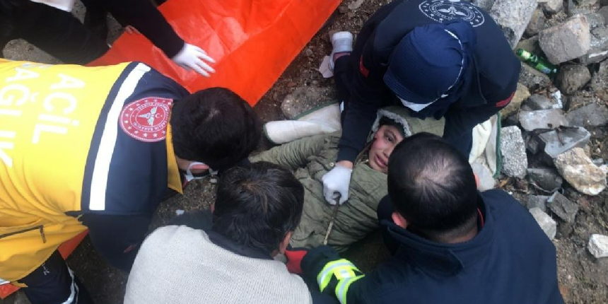 Arkadaşlarıyla koşarken duvardan düştü, yüzüne demir saplandı!