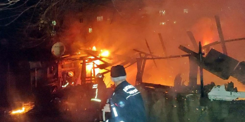 Alev topuna dönen gecekonduda can pazarı!