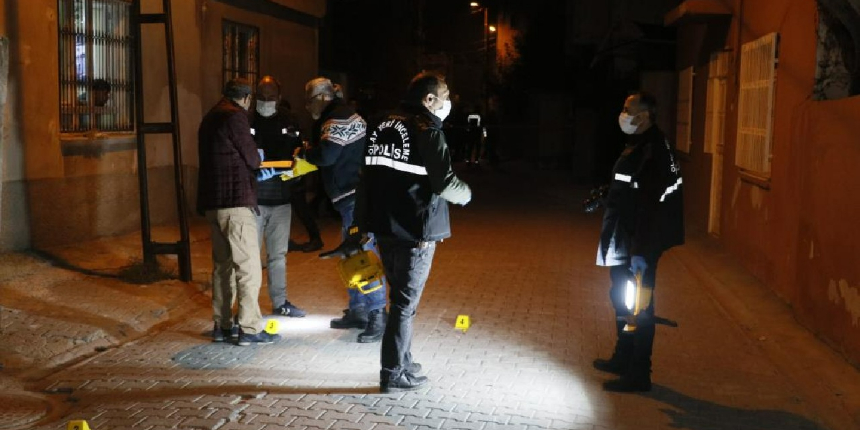 Silahlı kavgaya karışan şüpheli, kaçtığı sırada polisi tabancayla vurdu