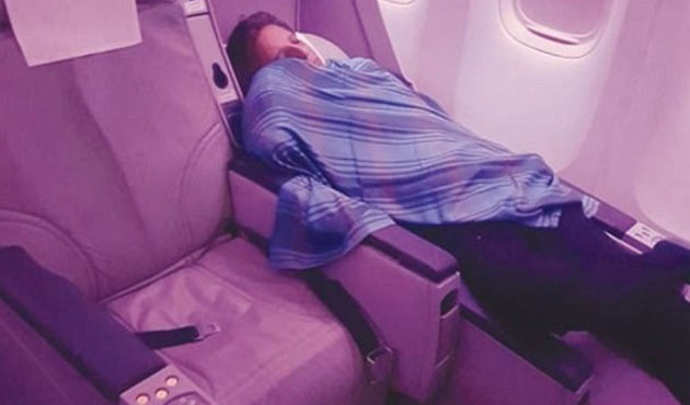 Dünya bu fotoğrafı konşuyor... Kaptan pilot Business Class'ta uyuyakaldı!