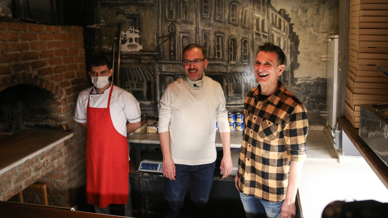 Bakan Kasapoğlu ile Guidetti'den pizza zirvesi...  "Hamuru kızım gibi kalp şeklinde açıyorsunuz"