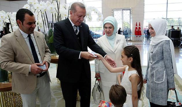 Erdoğan kimliklerini verdi! Suriyeli Bana ve ailesi artık Türk vatandaşı...