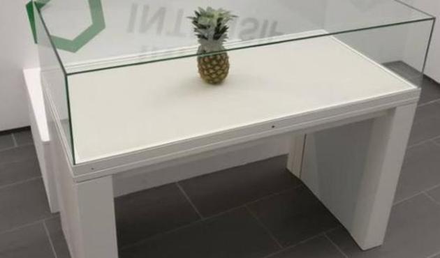 Şaka olarak bırakılan ananas, sanat eseri diye sergilendi!