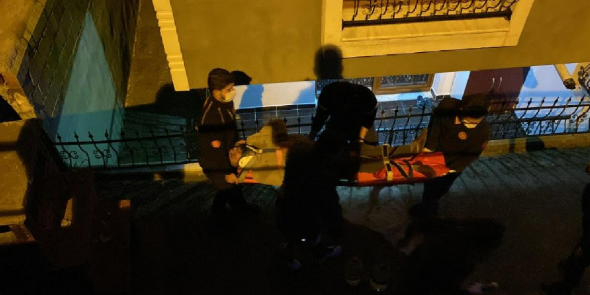 Şakalaşırken 3 metreden aşağı düşen üç arkadaş hastanelik oldu!