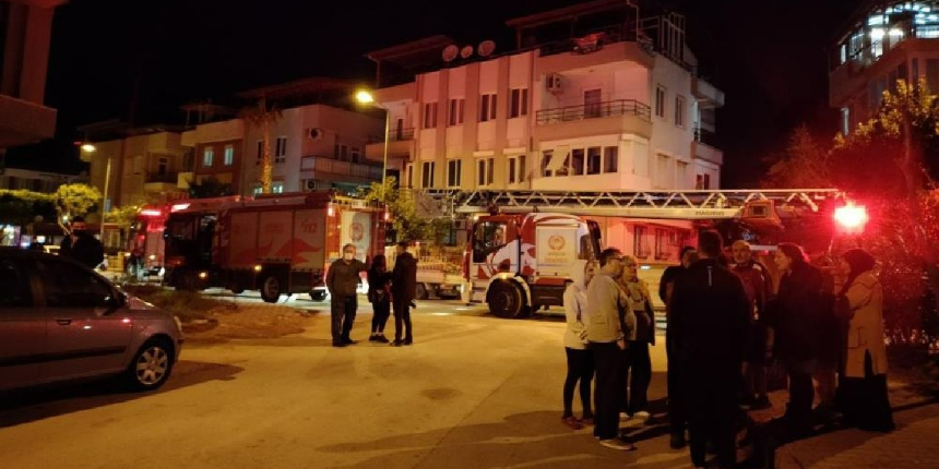 Apartmanda yangın çıktı, mahalleli sokağa döküldü!