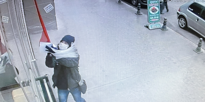Camdaki Türk bayrağını indirmek isteyen kadın gözaltında