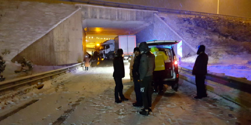 Erzincan'da kar, tipi ve buzlanma sürücülere zor anlar yaşatıyor