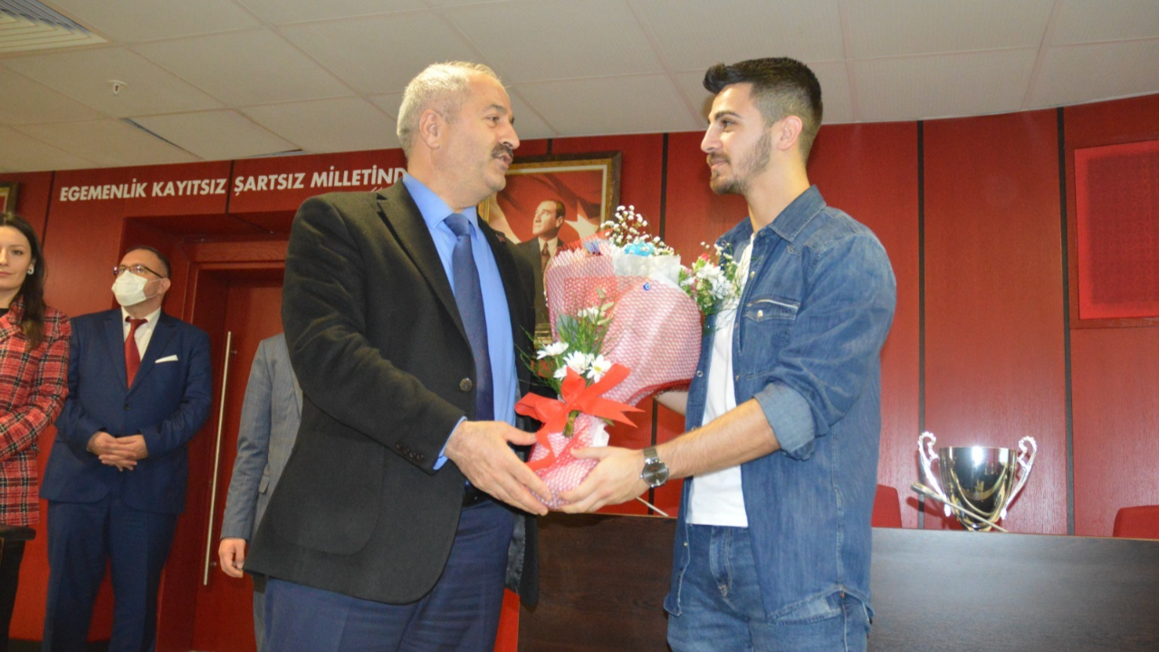 Olimpiyat gümüş madalyalı milli karateci Eray Şamdan'ın ismi spor salonuna verildi