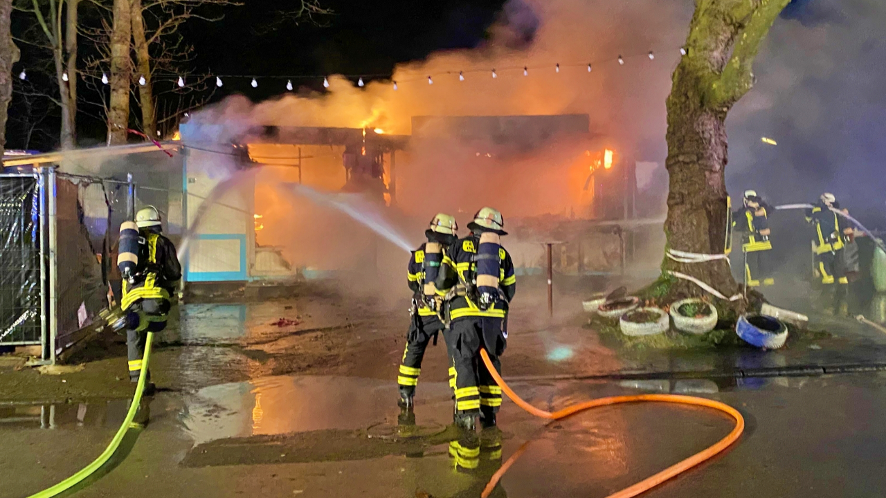 Almanya'da Türk'e ait büfe gece yarısı ateşe verildi!