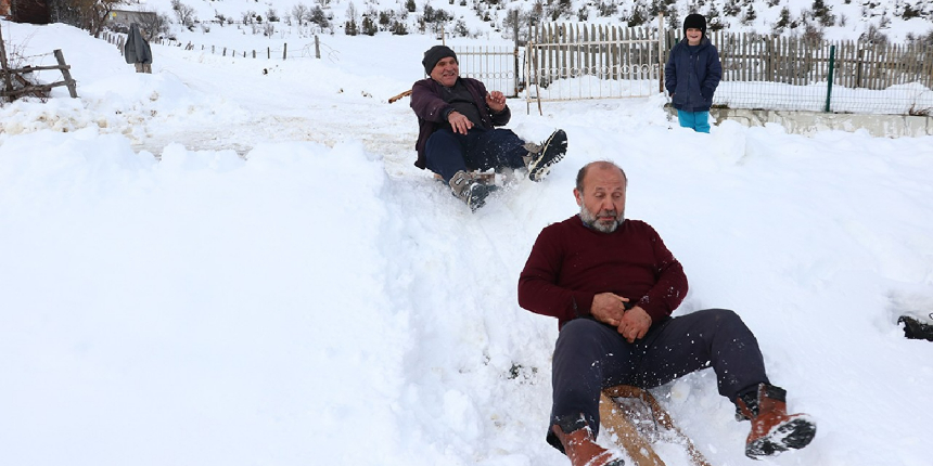 Kastamonu'da 60'lık delikanlıların "kızaklı rekabeti"nden renkli görüntüler!