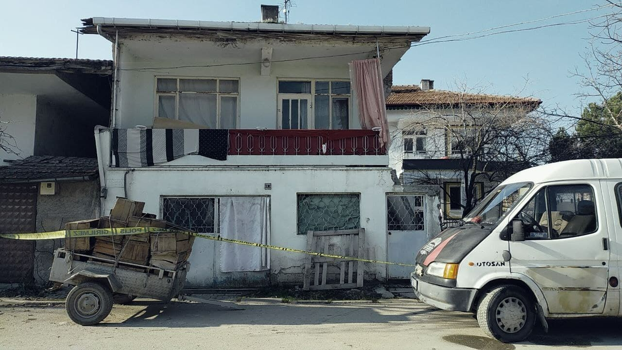 'Yasak aşk yaşıyor' diye annesini fön makinesi kablosuyla boğarak öldürdü
