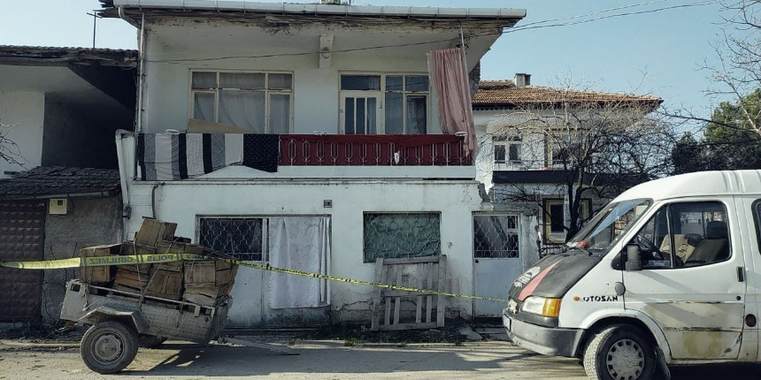 'Yasak aşk yaşıyor' diye annesini fön makinesi kablosuyla boğarak öldürdü