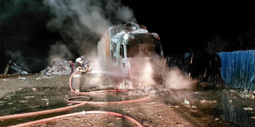 Samsun'da çöp yüklü tır alev alev yandı
