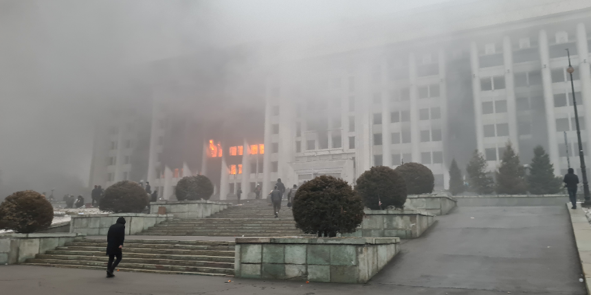 Kazakistan'da protestocular valilik binasını bastı, havalimanını ele geçirdi