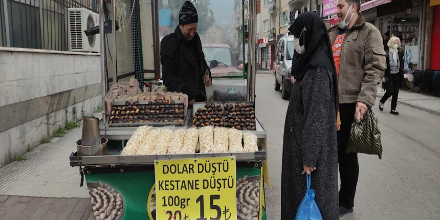 Kestane satan emekli öğretmen, doların düşmesiyle yüzde 25 indirim yaptı