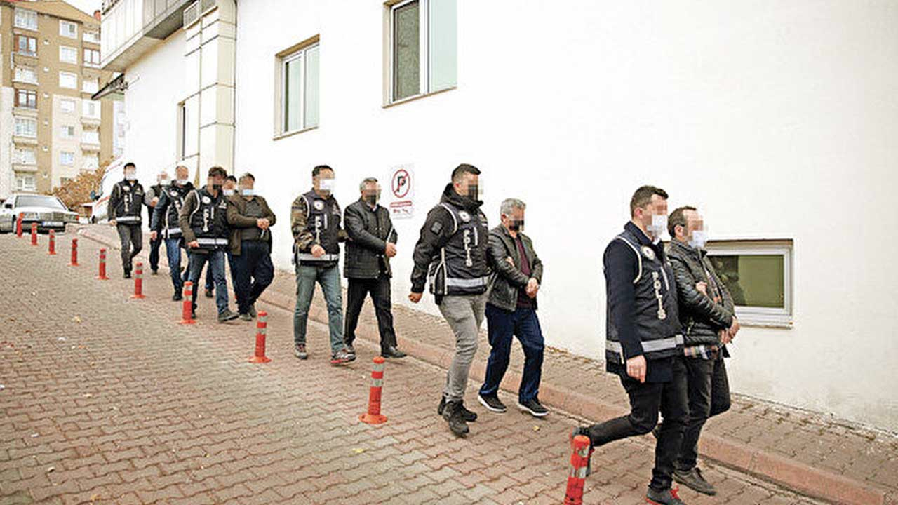 FETÖ'cüler esnaftan zorla para topluyor: "Vermezseniz ihbar ederiz"