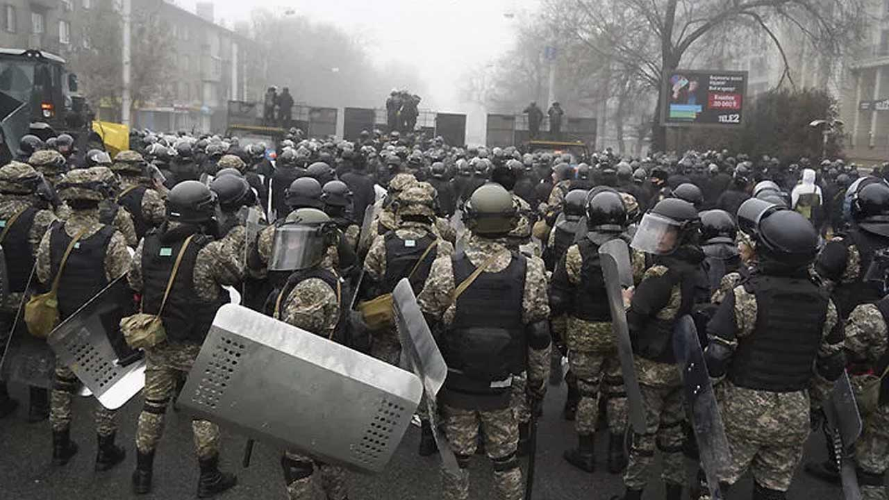 Kazakistan'da protestolar yeni bir boyut kazandı: İnternet erişimi kesildi, Rusya asker gönderecek