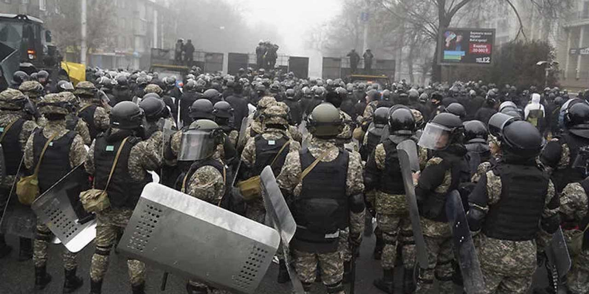 Kazakistan'da protestolar yeni bir boyut kazandı: İnternet erişimi kesildi, Rusya asker gönderecek