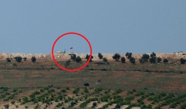 PYD'ye Rus bayrağıyla kalkan! Silahlı nöbetçiler diktiler...