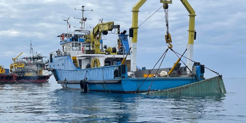 Denize düşen dinamit yüklü konteyner çıkarıldı