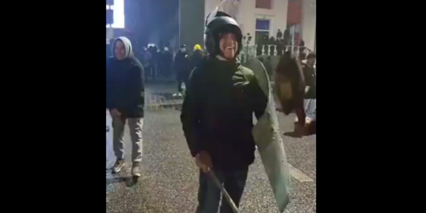 Kazak göstericiler esir aldıkları polislerin ekipmanlarıyla poz verdi!