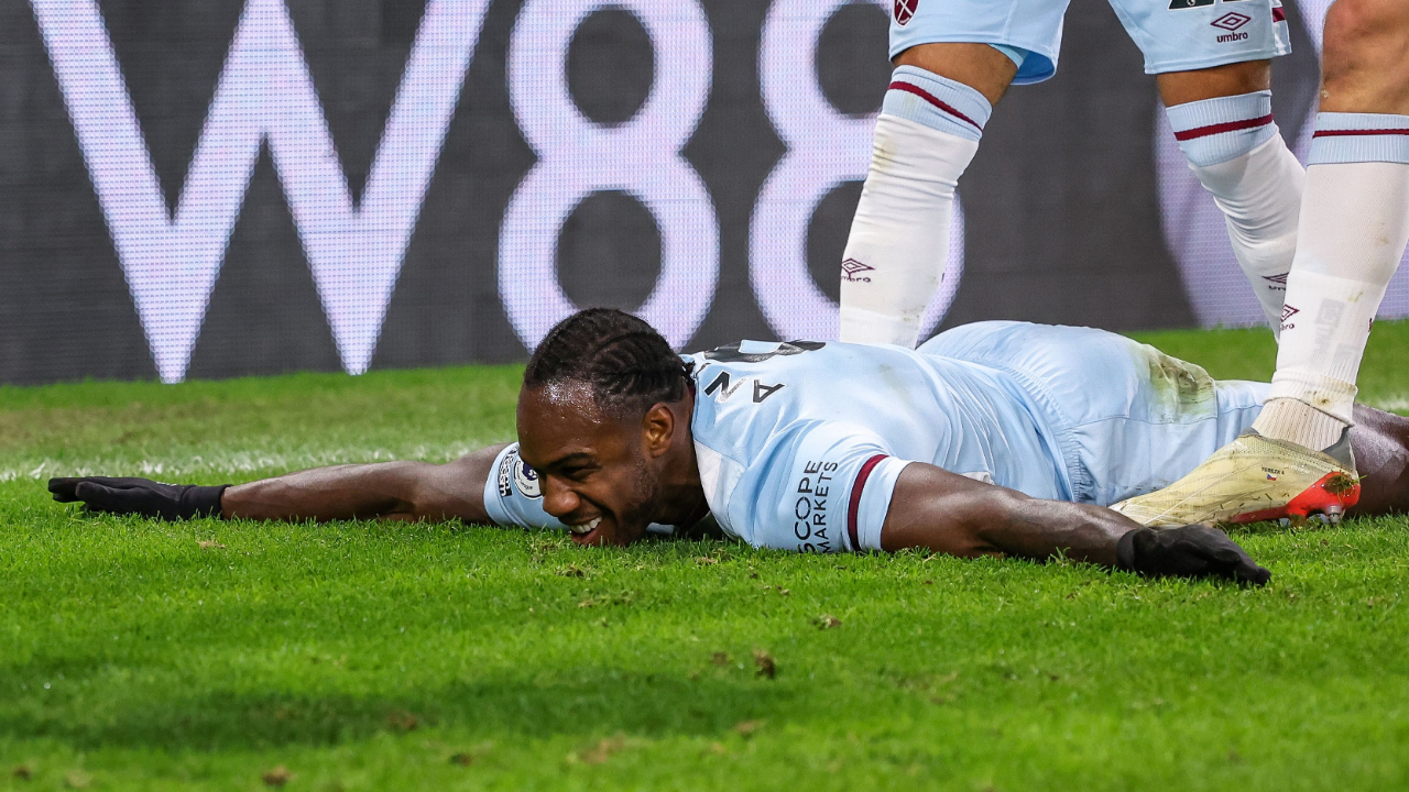West Ham United gol makinesi Michail Antonio'yu takımda tutmayı başardı