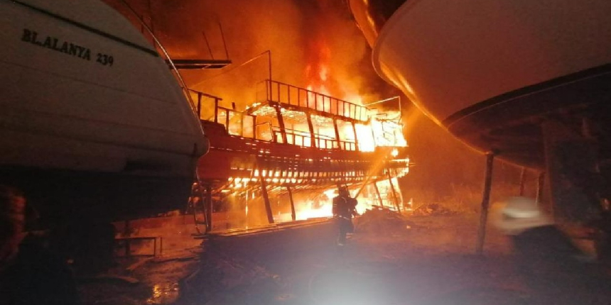 Tamirattaki 26 metrelik tur teknesi alev alev yandı