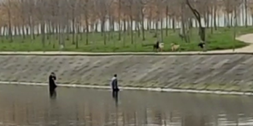 Köpeklerden korkup dereye kaçtılar, köpekler gitmek yerine çıkmalarını bekledi