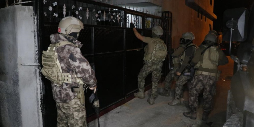 Adana'da DEAŞ mensuplarına eş zamanlı baskın! Operasyon anları kamerada!