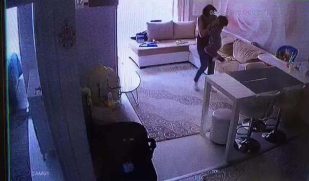 Çocuğa şiddet uygulayan bakıcı kadın yakalandı...
