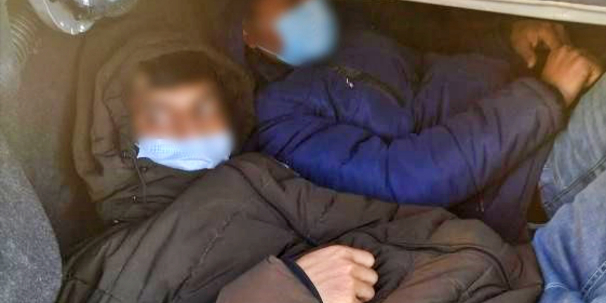 Polisin bagajda düzensiz göçmenler bulduğu anlar kamerada!