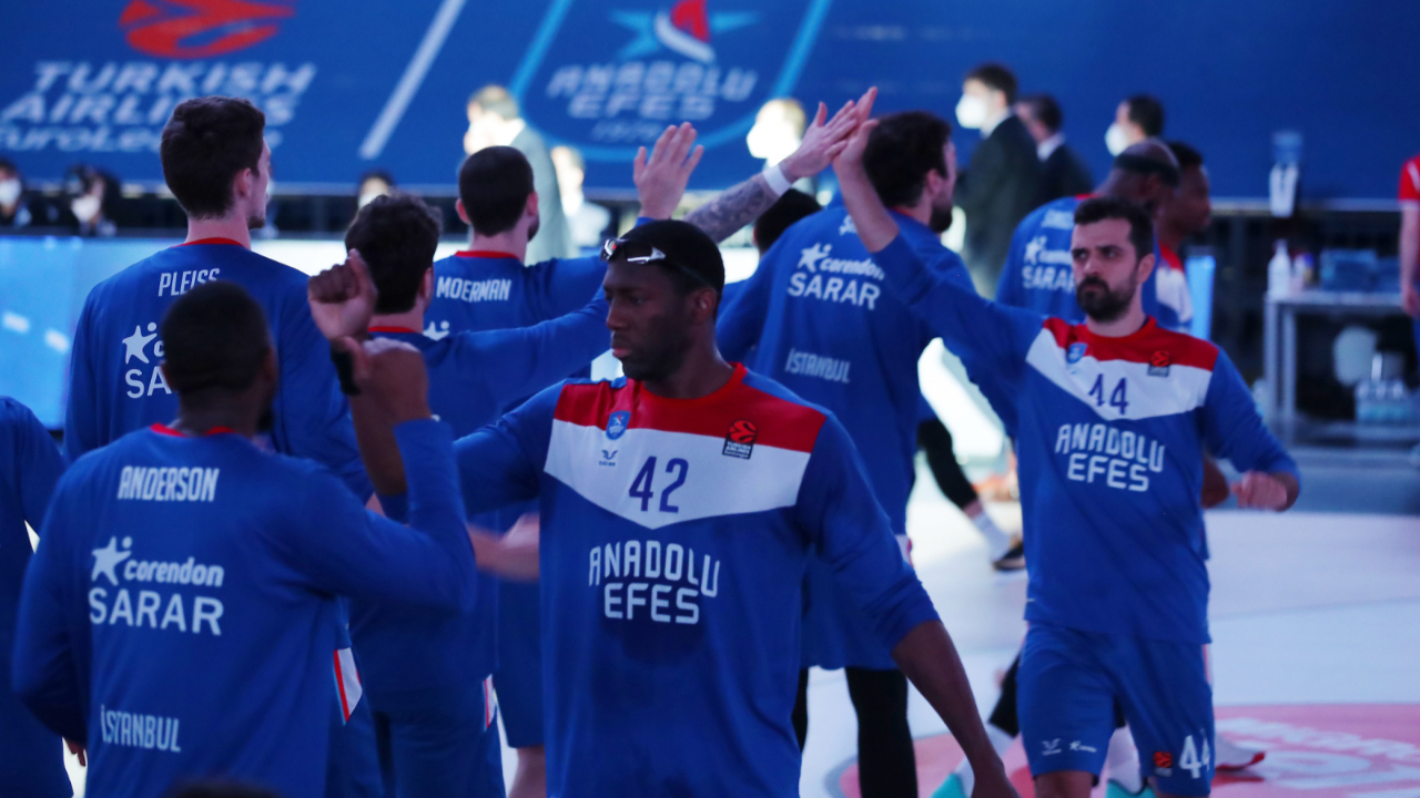 Anadolu Efes'in THY Euroleague'deki Baskonia maçı da koronavirüs nedeniyle ertelendi