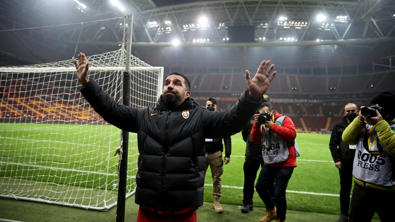 Arda Turan'a hayatının şoku! Tribüne gitti, küfür yiyerek soyunma odasına geri döndü