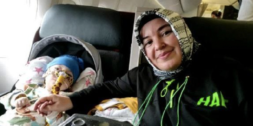 SMA hastası Alparslan bebek tedavi için ABD'ye gitti