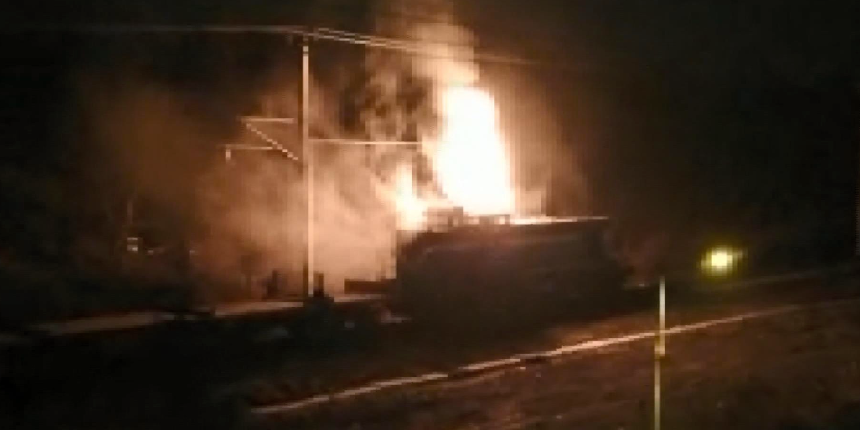 Halkalı'da yük treni yandı! Alevler hattın elektrik tellerini kopardı