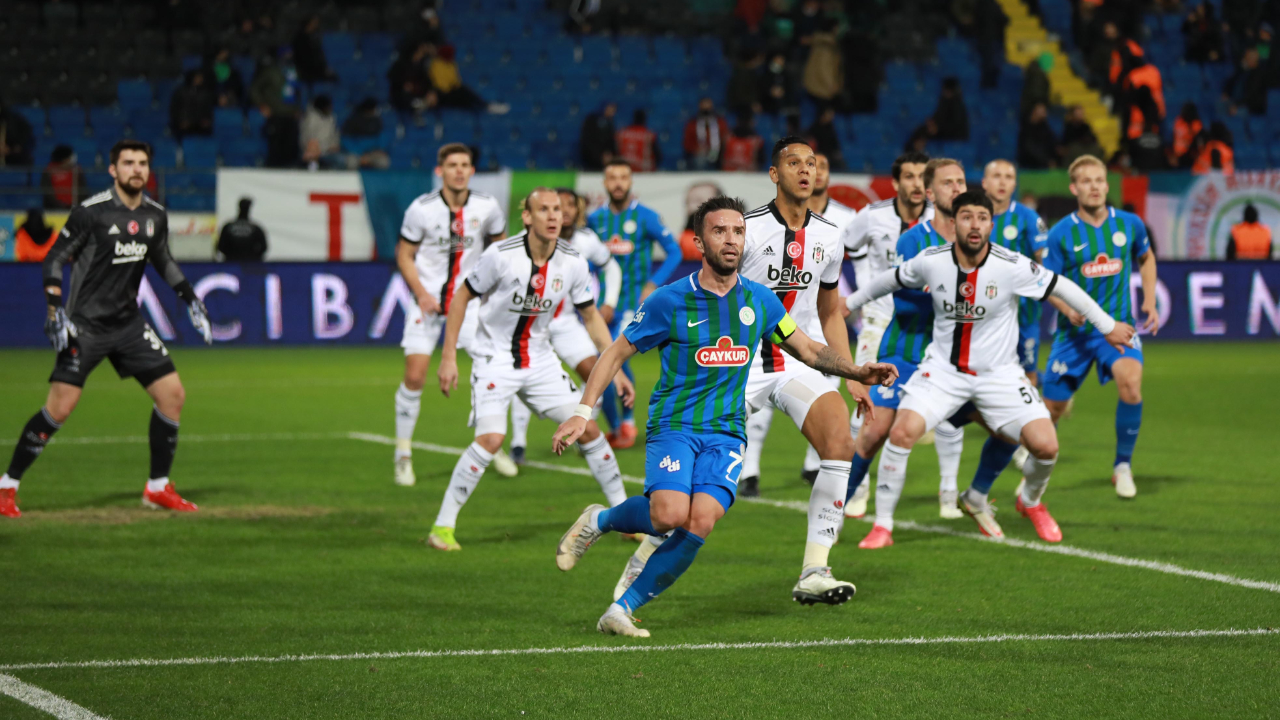 Beşiktaş eksik gittiği Çaykur Rizespor deplasmanında 2 puan kaybetti, Emirhan İlkhan'ı kazandı