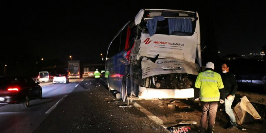 TEM'de korkunç kaza! İstanbul istikametinde uzun araç kuyrukları oluştu