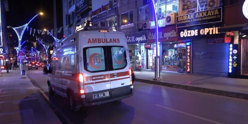 2 genci cadde boyunca takip ederek bıçakladılar!