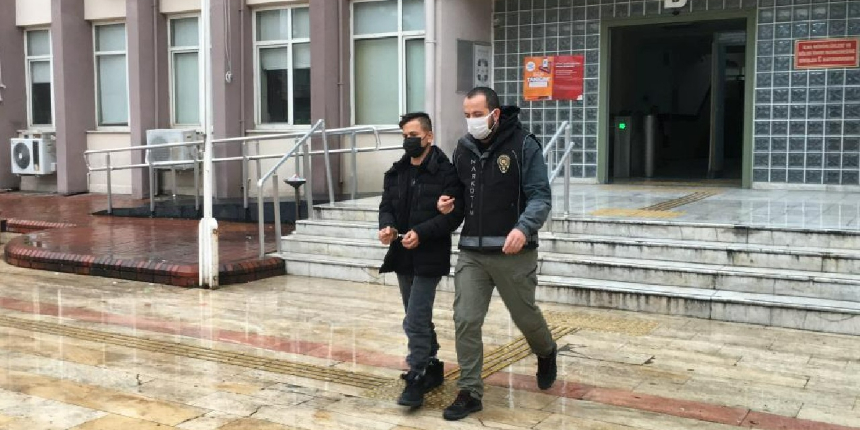 Uyuşturucu maddeyi iç çamaşırına sakladı ama polisten kaçamadı!