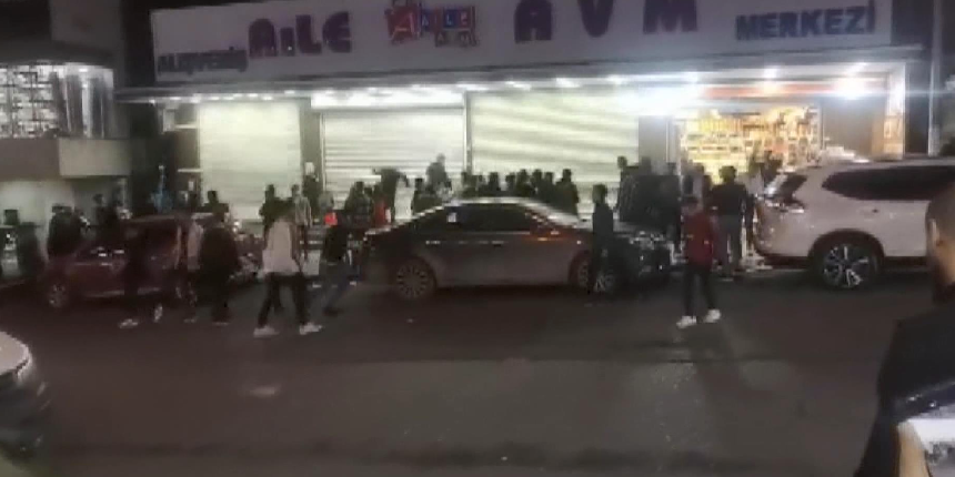 Esenyurt savaş alanına döndü! Öfkeli grup iş yerinin camlarını taşladı: 7 gözaltı