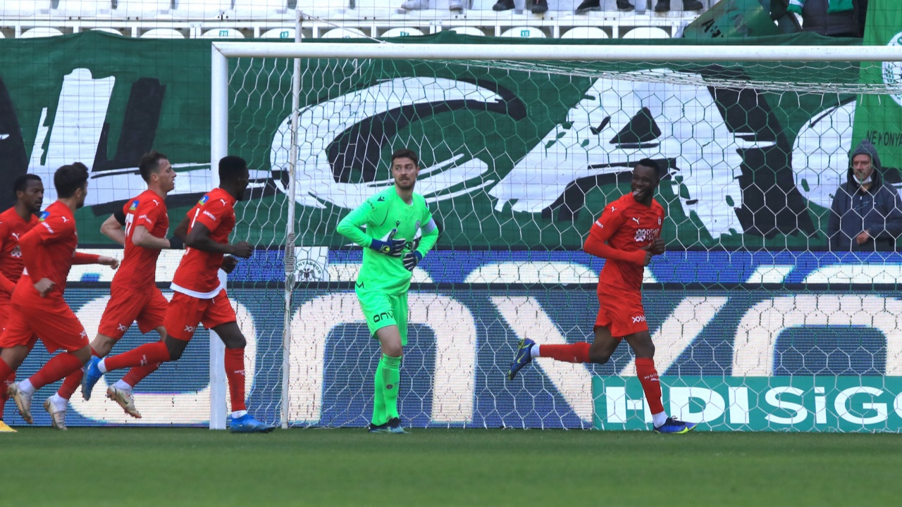 Sivasspor, Konyaspor'un evindeki yenilmezlik serisine son verdi... Leke James'ten üçlük!