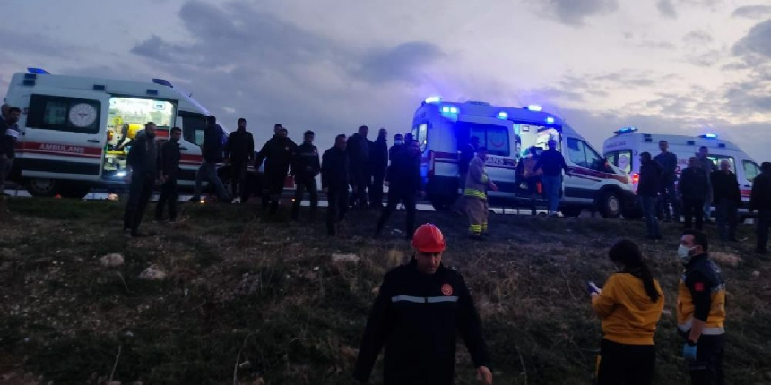 Kontrolden çıkan araç, şarampole devrildi: Ölü ve yaralılar var!