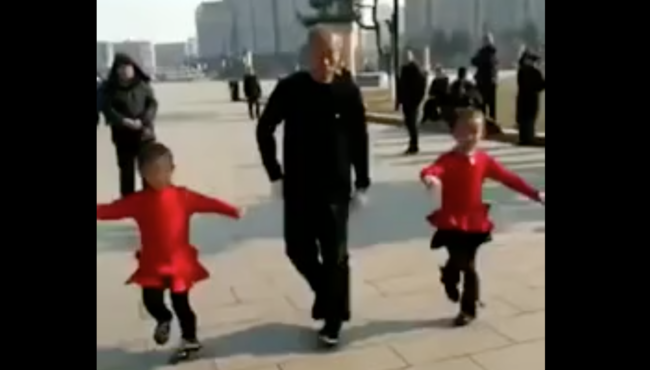 Tibetli dede ile torunlarının sokakta yaptıkları harika dans...