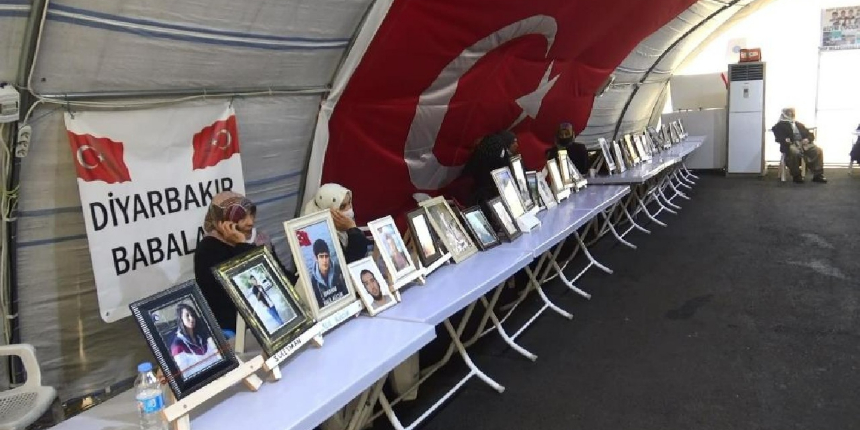 HDP'li Semra Güzel'in PKK'lı teröristle fotoğraflarına evlat nöbetindeki ailelerden tepki!
