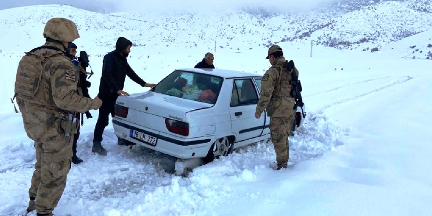 Bitlis'te karda mahsur kalan 1'i bebek 10 kişi kurtarıldı