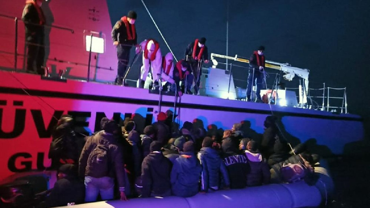 Botları arızalanan göçmenleri Sahil Güvenlik kurtardı