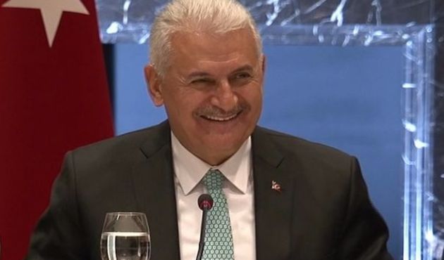 "Çok uzun oldu, ben de şimdi gördüm" dedi, salonu kahkahaya boğdu!